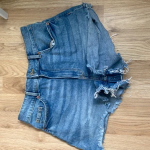 Shorts  - Ett bar rätt korta shorts men som jag tkr är alldeles för höga i midjan. Skriv gör mer information eller bilder 