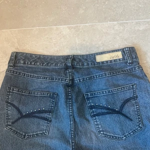 Lågmidjade jeans💘 - Fina jeans med deltajerade backfickor💘Skriv vid intresse eller frågor💞Pris kan diskuteras💖Midja rakt över: 38 Innerben: 76