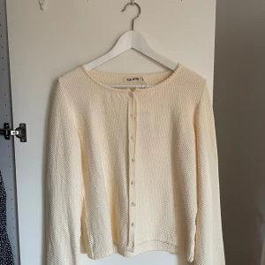 Djerf Avenue Cardigan - Cardigan från Djerf Avenue som aldrig har använts. Super fin till sommaren. Orginal pris 1299kr