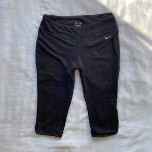 Träning shorts/korta tights från Nike i storlek M, andningsbart och skönt material