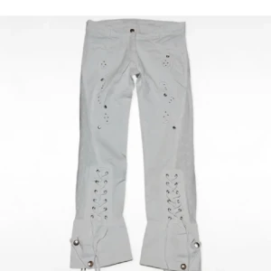 Vintage jeans - Säljer dessa super coola vintage jeans köpta här på Plick. Själv har jag endast använt byxorna 1 gång. Ny skick🤩