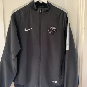 Nike PSG jacka - En PSG jacka i nyskick i storlek M. Aldrig använd bara testad. Kontakta om några funderingar.