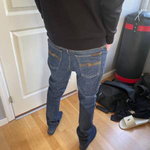 Tjenare, säljer nu dessa sjukt feta nudie jeans då dom ej kommer till användning längre, dom är i storlek W30 L32 och i bra skick, hör av dig vid frågor och funderingar! Mvh Ville