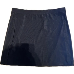 Svart kort kjol - Såå fin i super fint tyg