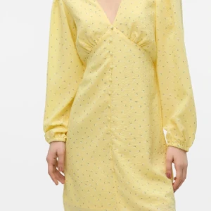 Klänning  - Klänning ifrån Vero Moda. Säljs pga för liten storlek och slängt kvitto..   Den är endast testad 1 gång.  Går såklart att få bättre pris 