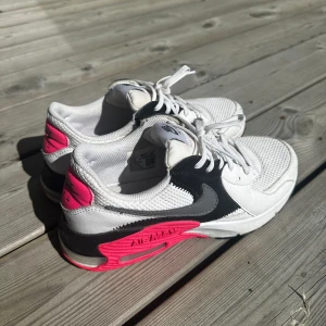 Nike air Max  - Nike air Max storlek 38. Använda några få gånger och är i fint skick. Pris kan diskuteras :)