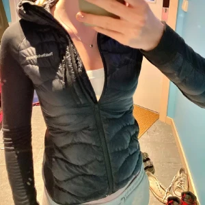 Peak jacka  - LÅNADE BILDER!   Skriv för egna bilder Sparsamt använd. Sömmarna i ärm mudden har gått upp lite som jag själv har sytt ihop. Inget som syns eller märks av!   Perfekt nu till sommaren   Xs - S