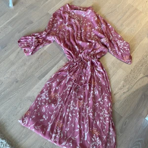 Sommarklänning  - Soaked in luxury - oanvänd klänning