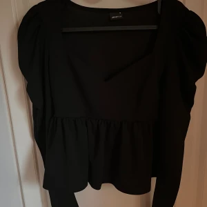 Oanvänd topp Gina  - Oanvänd topp från Gina tricot. Söt modell med en liten puffärm. Endast testad hemma 🌸