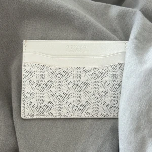 Goyard plånbok - Köpt vintage. Tror inte den är äkta därav pris. Jättefin kvalite. Box medföljer.