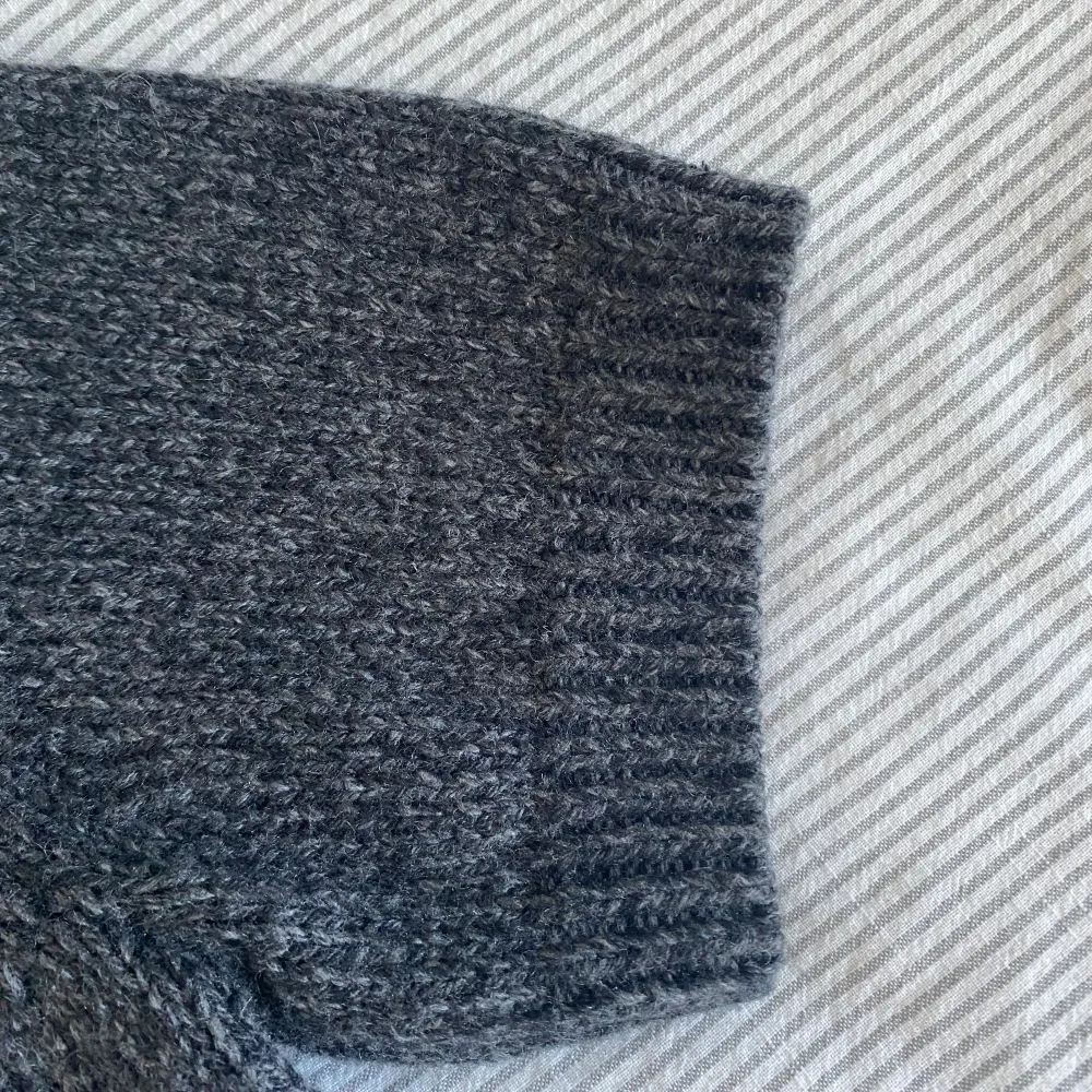 Säljer denna jätte snygga stickad tröja från Zara. Kommer inte till andvändning och andvänd fåtal gånger. Stl M men jag skulle säga mer S/XS. Fick som present så vet inte nypris men säljer för 180. Pris kan självklart diskuteras💕💕. Neuleet.