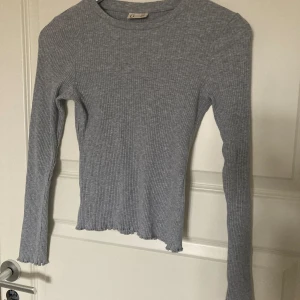 Tröja - En fin grå långarmad tröja från Kappahl 💞