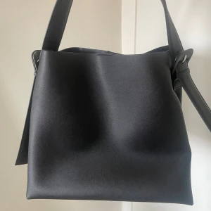 mango väska - en stor axelväska från mango i jättebra skick💗