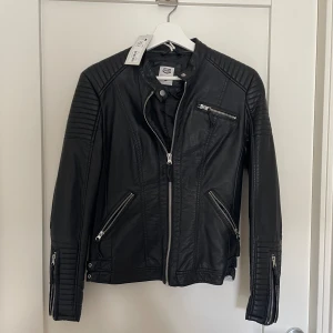 Skinnjacka  - Helt oanvänd  Lappen finns fortfarande kvar 