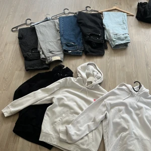Utförsäljning av typ allt ja ha - Säljer allt från jeans till skjortor. Skriv vid frågor ba om det är något. Storlekarna är xs-l och i jeans är det allt från 28/30 till 32/32. 