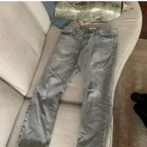Säljer dessa jeans från Jack & Jones som e använda några gånger men kommer aldrig till andväning längre de är i mycket bra skick säljer för 200kr köpta för 600 i storlek 31/30 passar 30/30