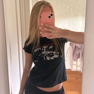 Brandy Melville T-shirt - Svartröd brandy Melville tröja❤️ Säljes då den ej kommer till användning ❤️