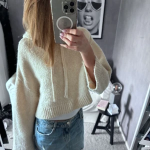 Stickad tröja från zara  - Jätte fin stickad tröja ifrån zara köptes förra sommaren men har tyvärr inte kommit så mycket till användning 💗så hoppas någon skulle kunna få bättre användning utav den💘de är bara att skriva om eventuella frågor! 