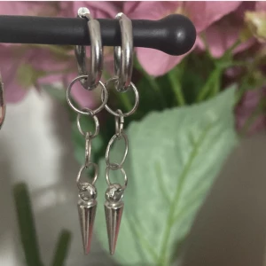 Långa nitörhängen - Jätte coola långa örhängen med nitar❤️ Säljer då jag bara använder guld!🥰 du får även med ett par vanliga silver örhängen som är ringformade😍