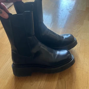 Hm stövlar - Stövlar ifrån Hm knappt använda så de är i perfekt skick. Strl 38