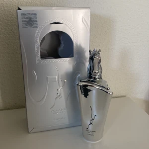 Latafa maahir legacy - Detta är en fin sommardoft. Det finns 95 ml kvar av en 100 ml flaska. Man får med boxen, men lite söndrig. Hör av er vid minsta fråga. Kan bytas också