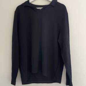 Säljer en snygg tröja ifrån Zara storlek L, tröjan är mer mot ett mörkblått håll riktigt fet och passar till dem flesta stilarna!