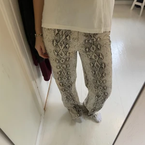 Jeans - Jättesnygga jeans med ormskinnsmönster!