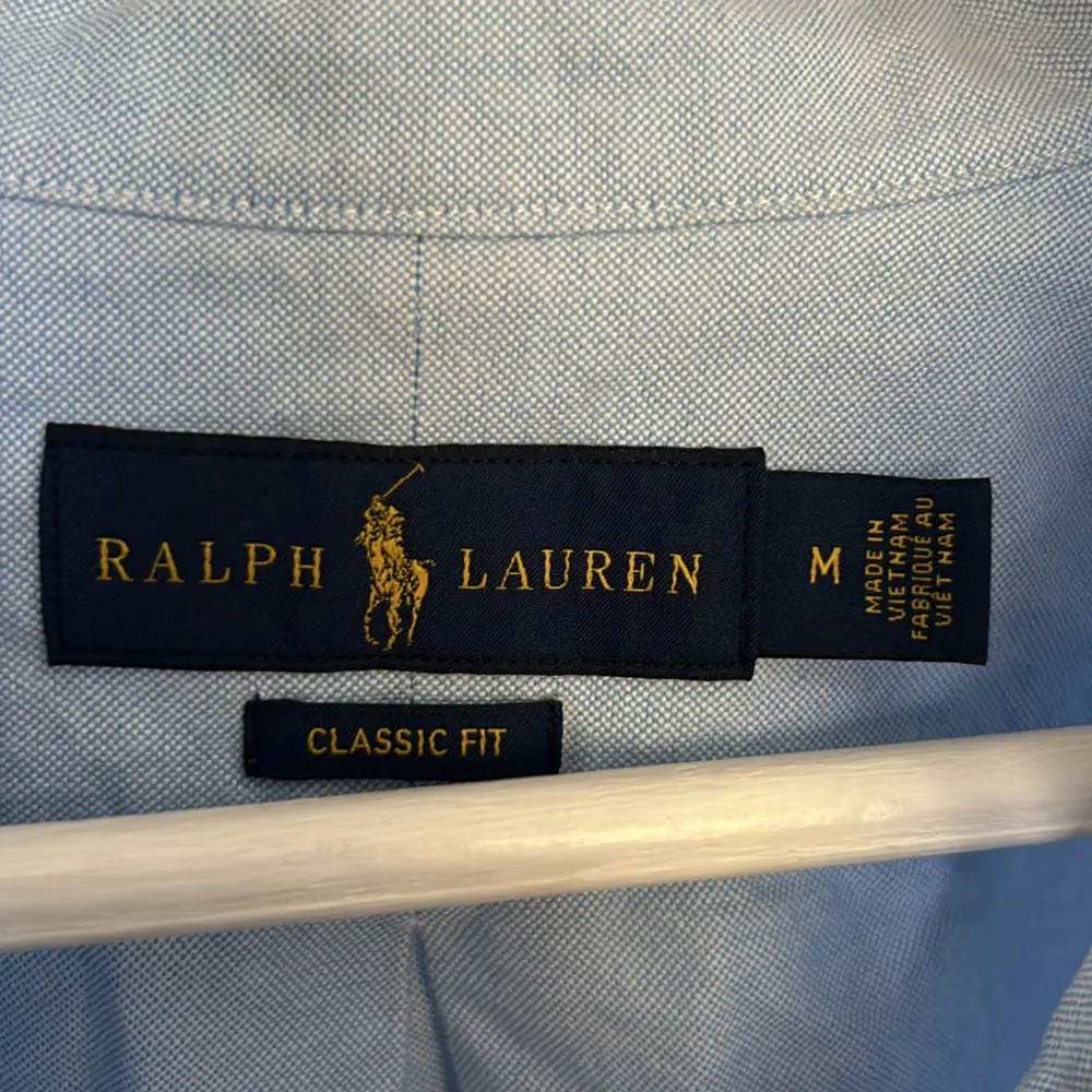 En ljusblå Polo Ralph Lauren skjorta i felfritt skick! M classic fit. Nypris runt 1700kr, säljes då den ej kommer till användning. Obs detta är inte min annons utan den jag köpte den av, gav 450 men säljer för 350. Skjortor.