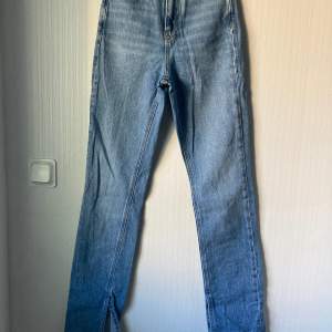 Snygga jeans från Gina Tricot, med slits längst ner vid benet  Stl 32