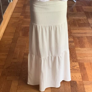 Vit långkjol - Helt oanvänd långkjol från Kappahl, fint skick och bra inför sommaren!⭐️ Kontakta vid frågor💞
