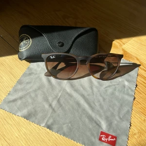 Ray-Ban solglasögon  - Säljer nu dessa riktigt snygga Ray-Ban solglasögon då de inte kommer till användning. De är i väldigt bra skick då de inte har blivit använda mer än 10 gånger. 