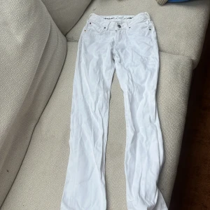 Vita low raise jeans - Dessa low straight  jeans är i väldigt gott skick och bara använda ett par få gånger och inga fläckar. 