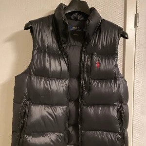 Ralph Lauren Väst - Säljer min Ralph lauren väst eftersom den är för liten Köpt på Season Man i Jönköping  Den är i väldigt bra skick eftersom den inte är använd särskilt mycket  Säljer den billigt för jag vill bli av med den  Bara att höra av sig vid frågor🙌 