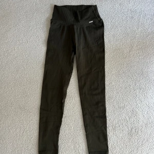 Aimn träningstights - Ribbed seamless tights från Aimn. Väldigt sköna och bekväma. De är i väldigt bra skick då de knappt är använda. Köpta för 599kr.