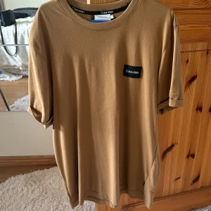 Calvin Klein tröja - Jättemjuk och oanvänd tröja från CK. Herrmodell men funkar jättebra som en mer oversized fit för andra. 