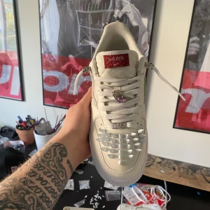 Air force Nike  - Gjort dom själv. Gick till en skomakare och vände swuchen  Satt i 4 h och tryckte hål för taggarna 