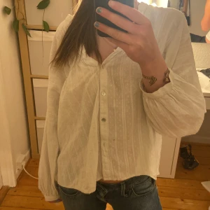 Zara blus - Supertrendig långärmad blus från zara i storlek M men passar passar mig som är S/Xs 💓 knappen längst ner har lossnat men annars är den i fint skick! Köpt för ca 500kr