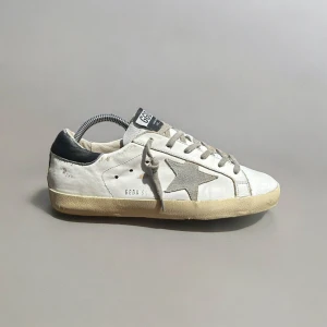 Golden goose skor - Hej. Säljer nu dessa jättefina golden goose skor i super skick! Vid köp tillkommer endast skorna✅ Vid fler bilder är det bara att hojta till! Mvh/reselluxe