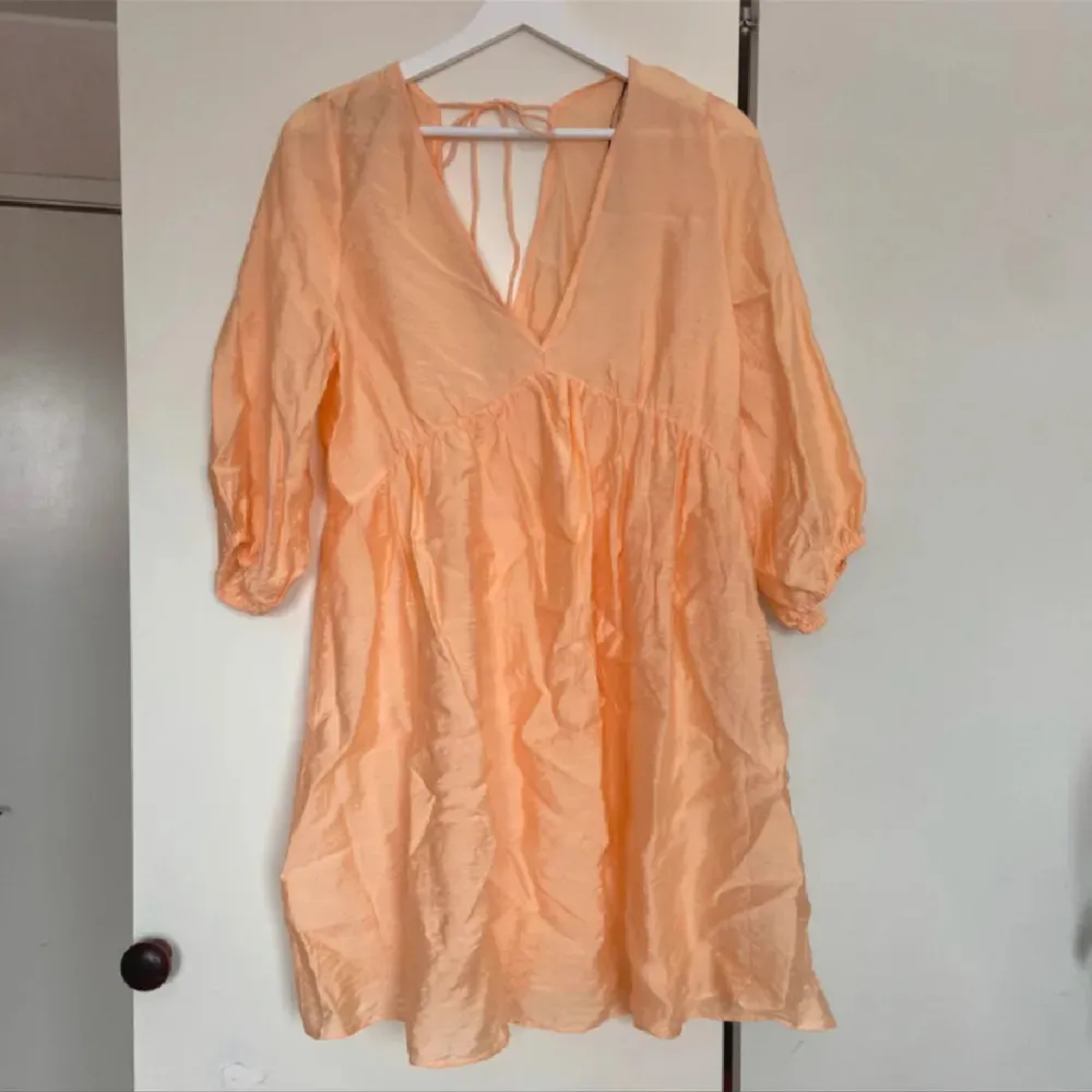 så fin sommarklänning i en orange/korall färg från H&M, storlek S. Klänningar.