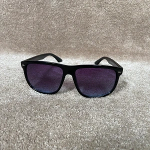 ”Rayban boyfriend” - Säljer dessa näst intill identiska solglasögon som liknar rayban boyfriend vilket är en väldigt eftertraktad modell. brillorna är väldigt högkvalitativa till sitt pris med ett uv skydd på 400!(FRAKTAR INOM 12 TIMMAR!) 💬Skriv vid minsta intresse!💬 