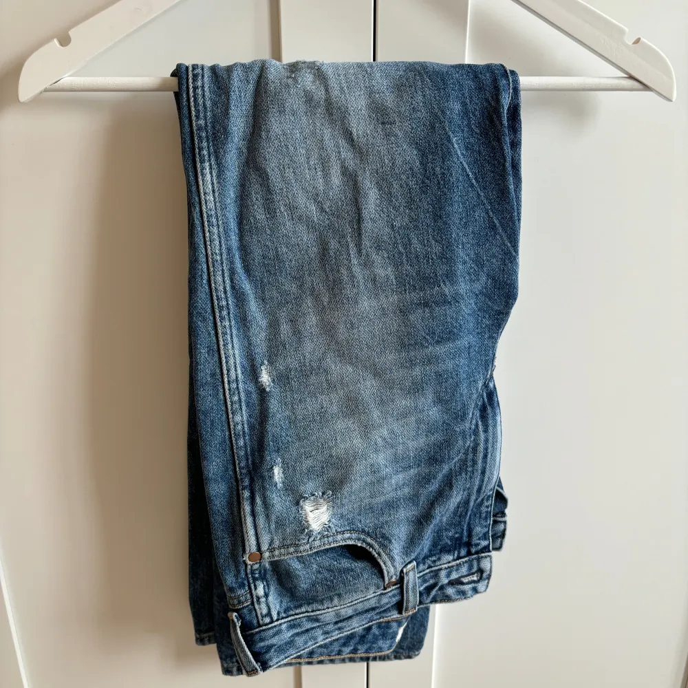 Mid wist jeans från Wrangler med lite slitningar fram till  Storlek W28 L32 Endast testade så helt oanvända  💙. Jeans & Byxor.