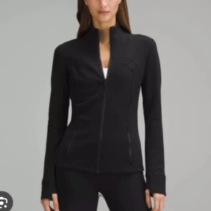 Lululemon define jacket - Undrar om någon vill byta denna svarta lululemon jacka mot en annan färg, den är nästan aldrig använd❤️ SÄLJER EJ