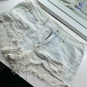Jeansshorts  - Blir tvungen att sälja mina snygga jeansshorts pga att dem är för små. Har knappt använt dem vilket är väldigt tråkigt. Skit snygga slitningar och detaljer som passar perfekt nu till sommaren! 💗 storlek 38 men passar 36.
