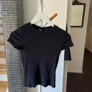 Svart tröja från Monik  - Fin basic tröja att ha nu i sommar. :) 