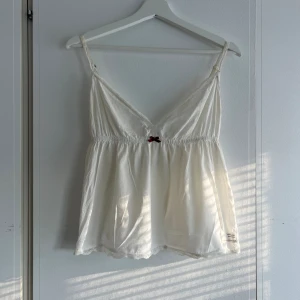 Odd molly linne - Supergulligt linne från Odd Molly i storlek 2 (motsvarande S/M). Använd ett fåtal gånger, men fortfarande i toppenskick! :)