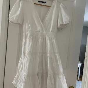 Vit klänning  - Vit somrig klänning från Zara! 