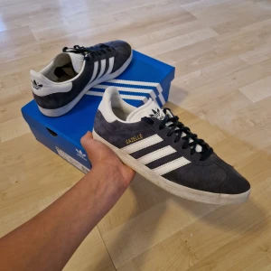 Adidas Gazelle - Stl 42 true to size. Fint skick Tveka inte på att höra av er vid frågor, priset är inte hugget i sten. Box samt vita skosnören tillkommer självklart!