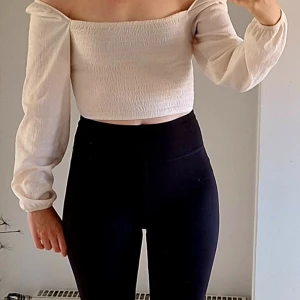 Cremefärgad smockad offschoulder topp med puffärm strl XS - Knappt använd, mycket bra skick. Missa inte mina andra annonser.