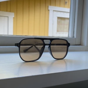 Solglasögon  - Säljer nu dessa riktigt feta solglasögon | perfekt till sommaren som kommer | skick 10/10, helt nya, inga defekter | pris kan diskuteras, kontakta vid minsta fundering 