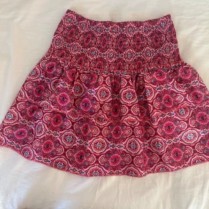 Meet me there liknande kjol - Superfin sommrig kjol, snar lik till alla meet me there kjolar! Fick både den rosa och blåa av en kompis, de har ingen lapp men extremt lik